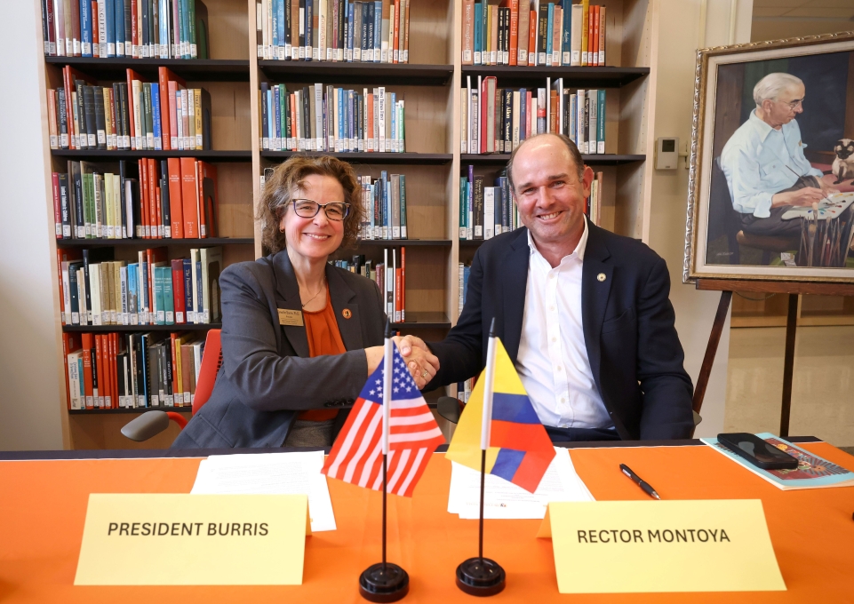 President Burris and Rector Montoya shaking hands